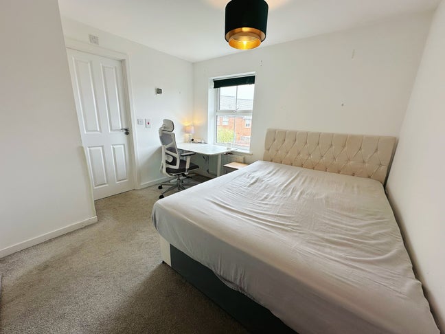 Ensuite Room in 3-Bed Semi with All Bills Included Main Photo