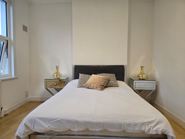 Newly refurbed property close to the station Main Photo