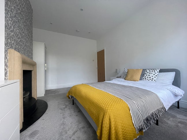 Premium Solihull Town Centre Room Main Photo