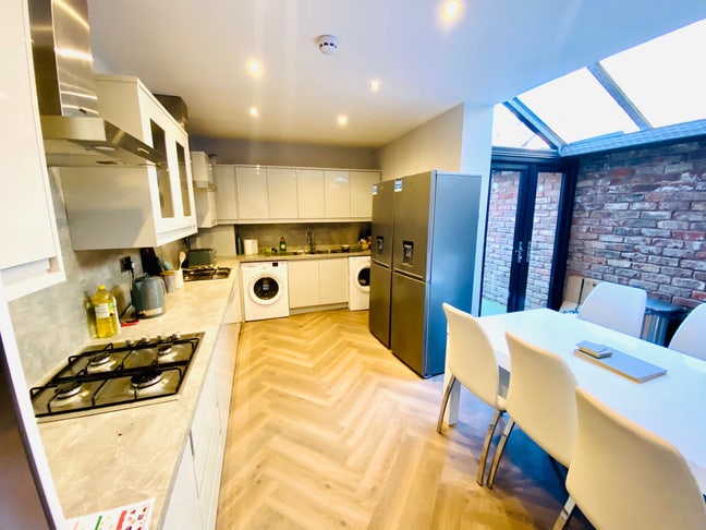 Stylish 8 Bed Fallowfield Hosue Main Photo