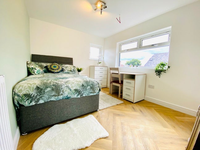 Stylish 8 Bed Fallowfield Hosue Main Photo
