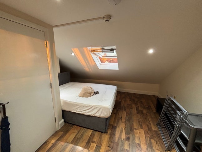 En Suit Loft Room Available in HMO Main Photo