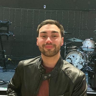 Hi I’m Mike, 28 professional. Looking to mo... Main Photo