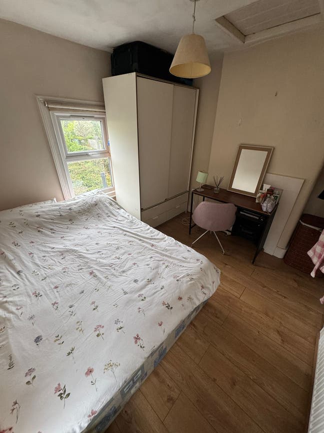 Double room available in charming Victorian house Main Photo