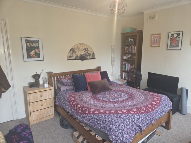 Spacious Double Bedroom in 3 person flatshare Main Photo