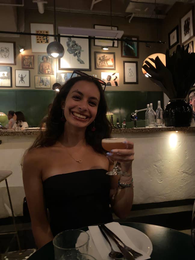 20F, clean, fun, sociable looking for flatmate Main Photo