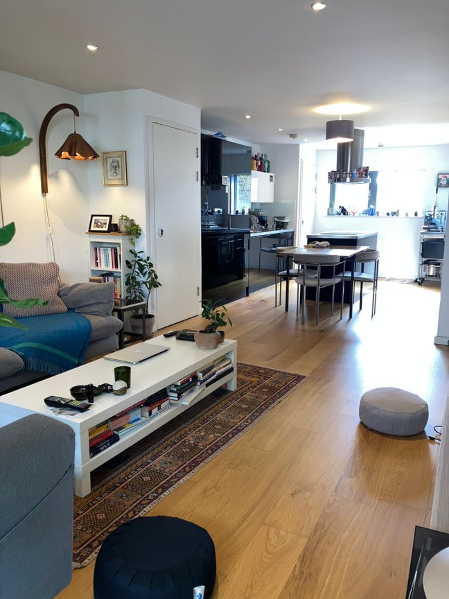 Spacious 2 bed / 2 bathroom apartment with balcony Main Photo