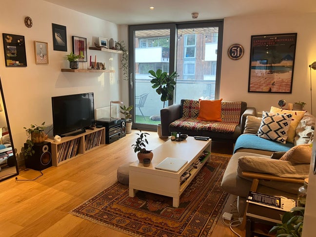 Spacious 2 bed / 2 bathroom apartment with balcony Main Photo