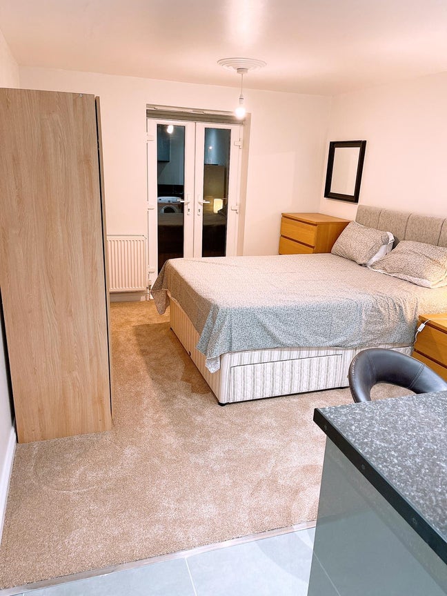 Large en-suite kitchenette room in Broughton  Main Photo