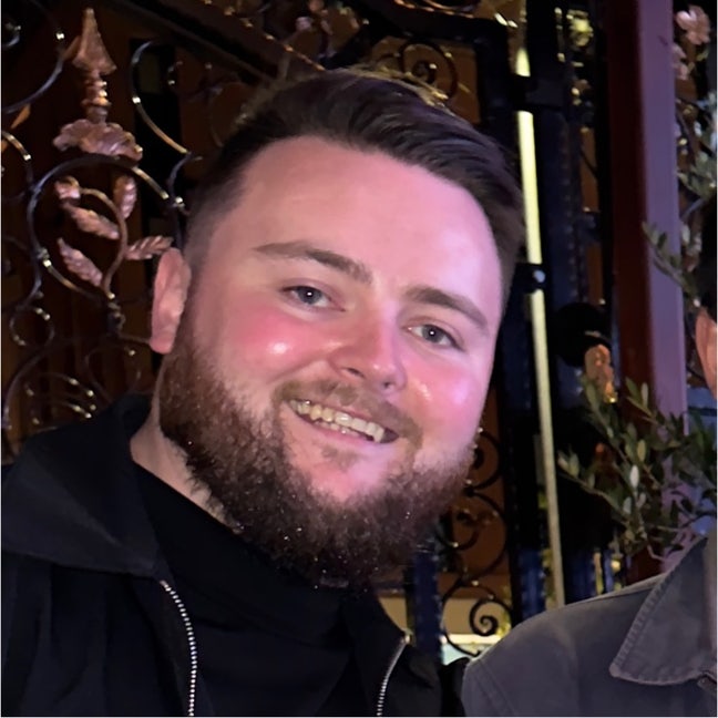 I am a professional male aged 28. I am lookin... Main Photo