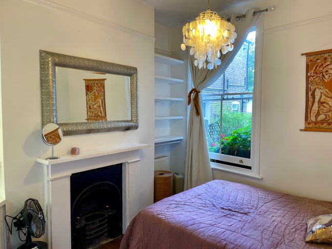 Double room in chilled Garden flat for Cat lovers Main Photo