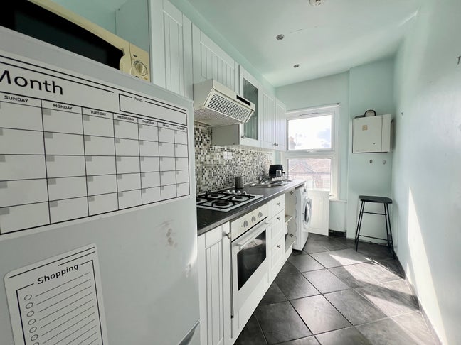2 Double Bedroom Flat in SW4 Main Photo