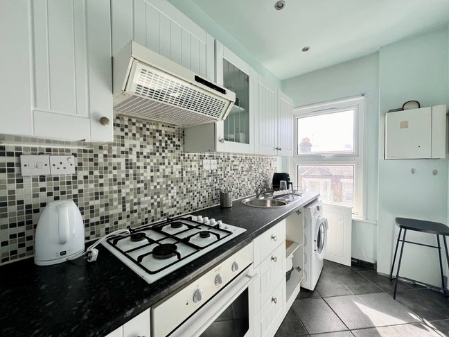 2 Double Bedroom Flat in SW4 Main Photo