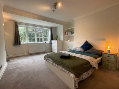 Large Double Room, Private Bathroom & Bike Storage Main Photo