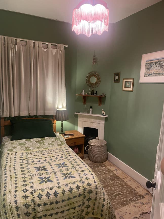 Single Room available in shared upstairs flat Main Photo