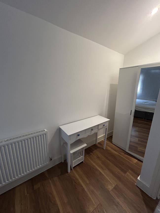 Double bedroom in wanstead Main Photo