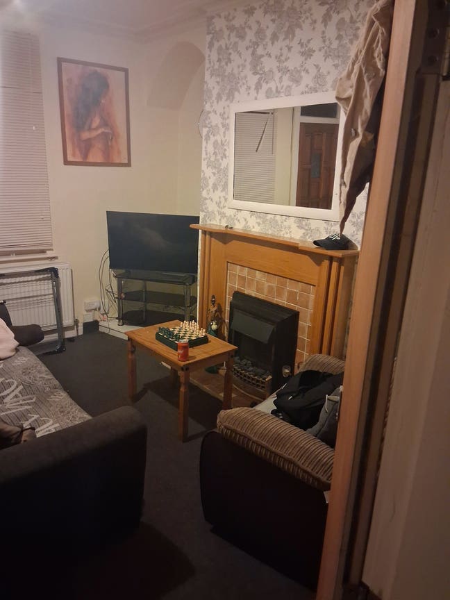 2 Bedroom house- Close to Centre! Main Photo