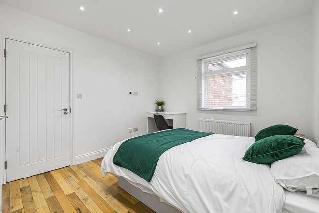 Professional House Share - Bright Ensuite Rooms  Main Photo
