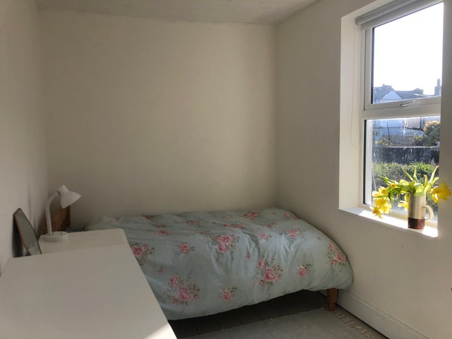 Light, quiet room in Penzance Main Photo