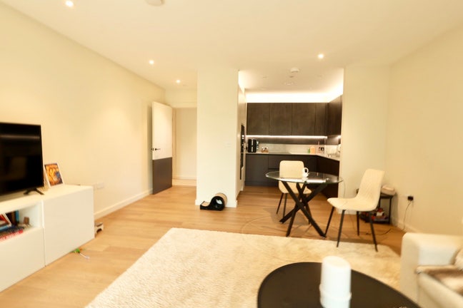 ✨ Luxury 2-Bed, 2-Bath flat with Private Balcony ✨ Main Photo
