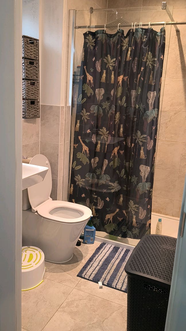 Ensuite in 4 bed house. Main Photo