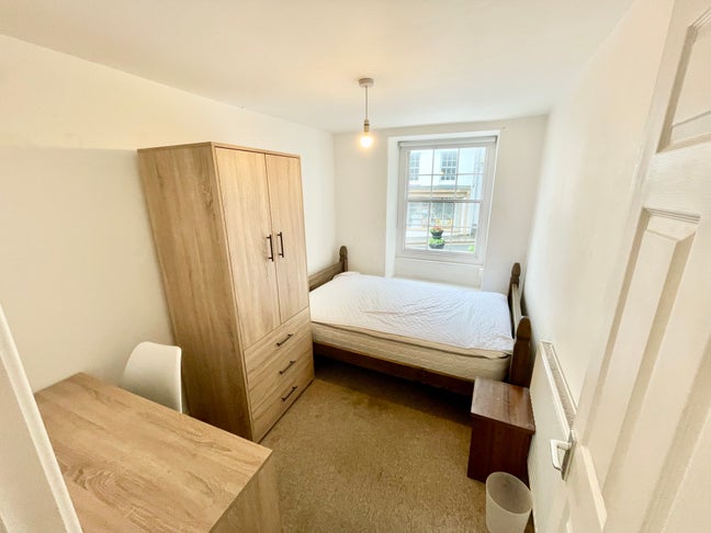 All bills inclu council tax & Wifi - Furnished  Main Photo