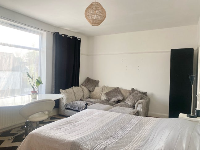 **Very Large Room Available in Hove** Main Photo