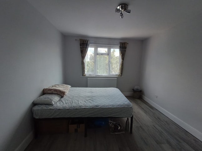 Fully furnished large double room available. Main Photo