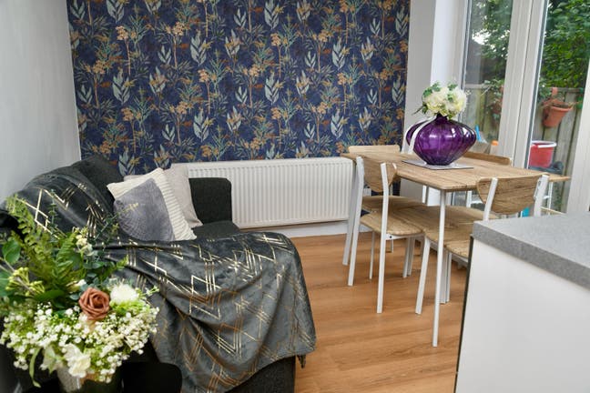 Beautiful Ensuite Room Close to Amenities  Main Photo