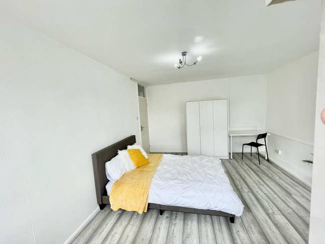 Spacious XL Room with Balcony near Sloane Square Main Photo