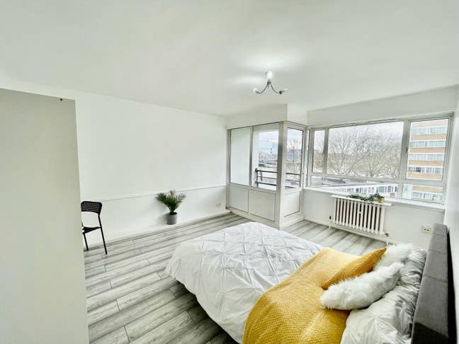 Spacious XL Room with Balcony near Sloane Square Main Photo