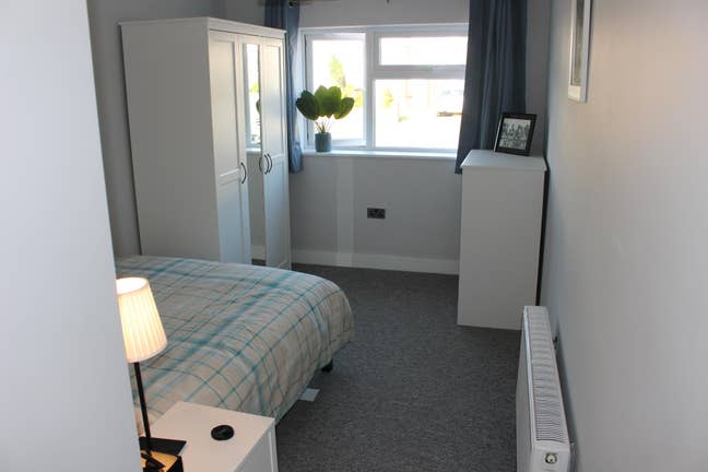 Large double with en-suite - available immediately Main Photo