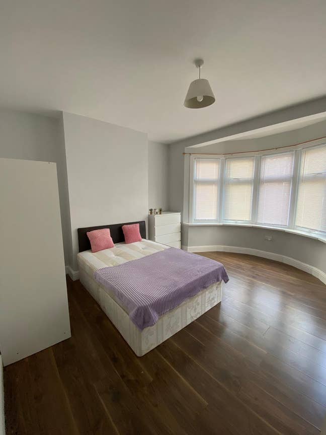 Double room available in Redbridge  Main Photo