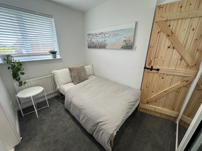 Furnished Small Double Room with En-Suite  Main Photo