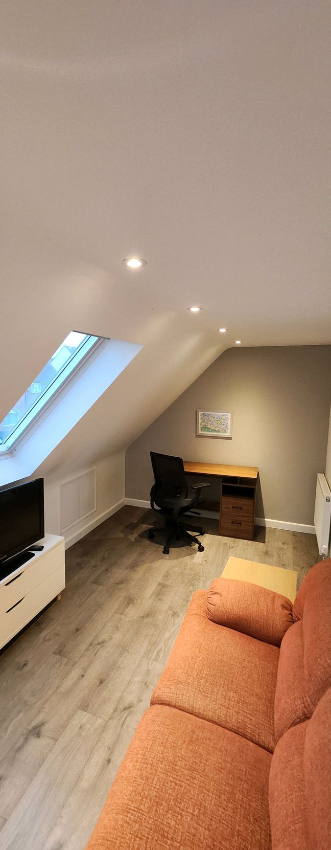 Large private room, living room & bathroom in Hove Main Photo