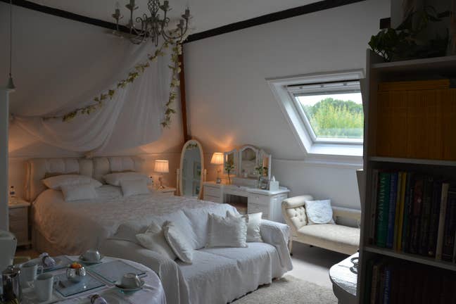 No Bills £600 Superb Top Floor Ensuite Stylish Main Photo
