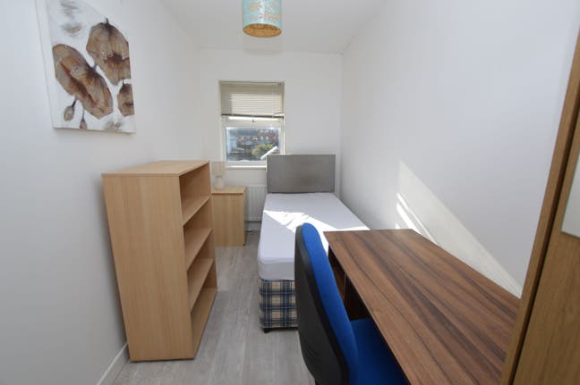 One SINGLE Room to Rent- 41 Lenz Close Main Photo
