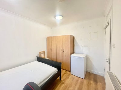 Bright Double Room w/ Shared Bathroom Main Photo
