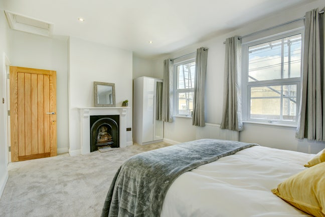 Girl’s Room in Beautiful, Sociable Home, Totterdwn Main Photo
