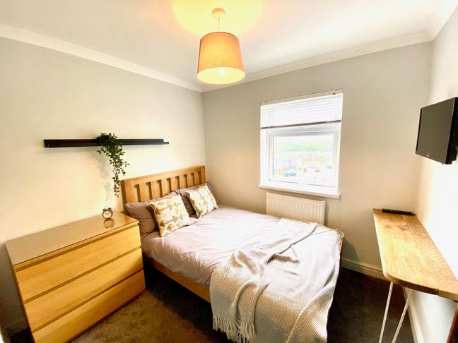 Lovely small double room - Southgate Crawley Main Photo