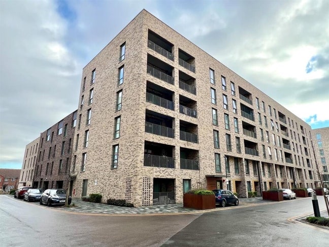 2 bedrooms in a 3bedroom flat Main Photo