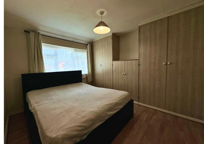 Double room with inbuilt wardrobe  Main Photo