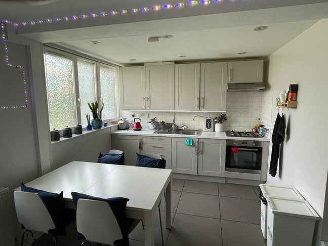 Double rooms x 2 + separate study in Hoxton Main Photo