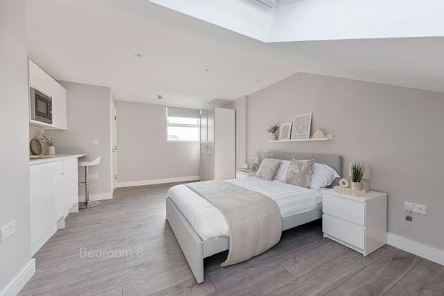 Modern Ensuite Loft Room in the Borough of Hammers Main Photo