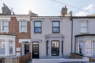 En-Suite Loft Room – Near Willesden Junction Main Photo