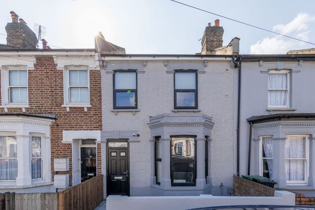 En-Suite Loft Room – Near Willesden Junction Main Photo