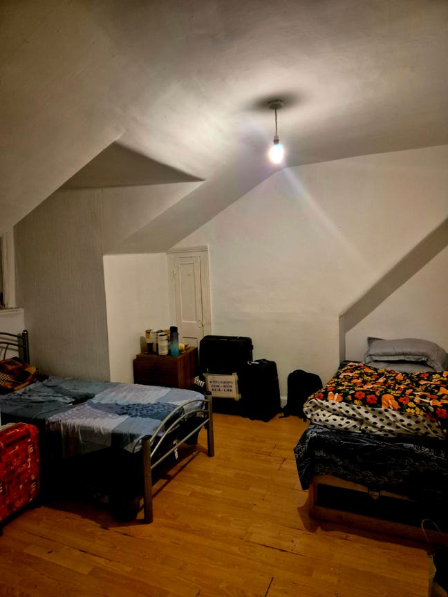 Looking for 2 flatmates  Main Photo