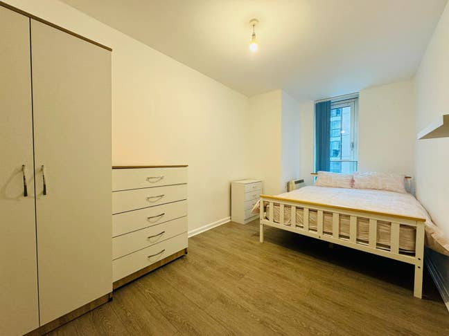 New Built Flat Next to South Quays Station Main Photo