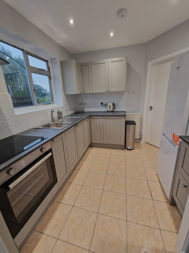 Newly Refurbished 2 Bedroom Bungalow in NN2 Main Photo