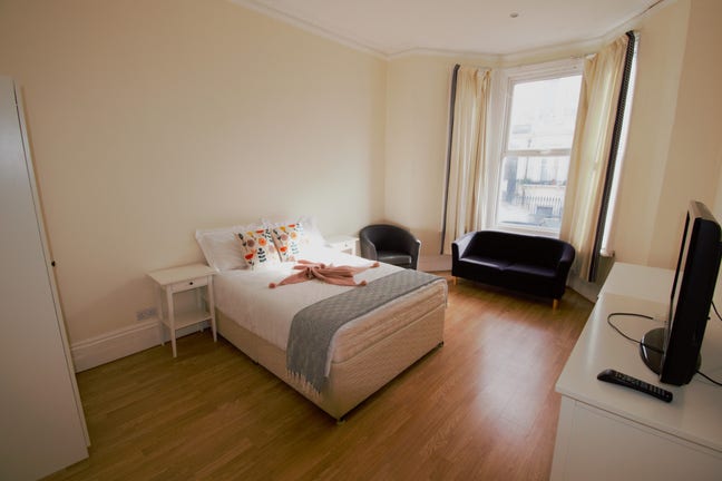 Fast London Commute – Schedule a Viewing Today! Main Photo